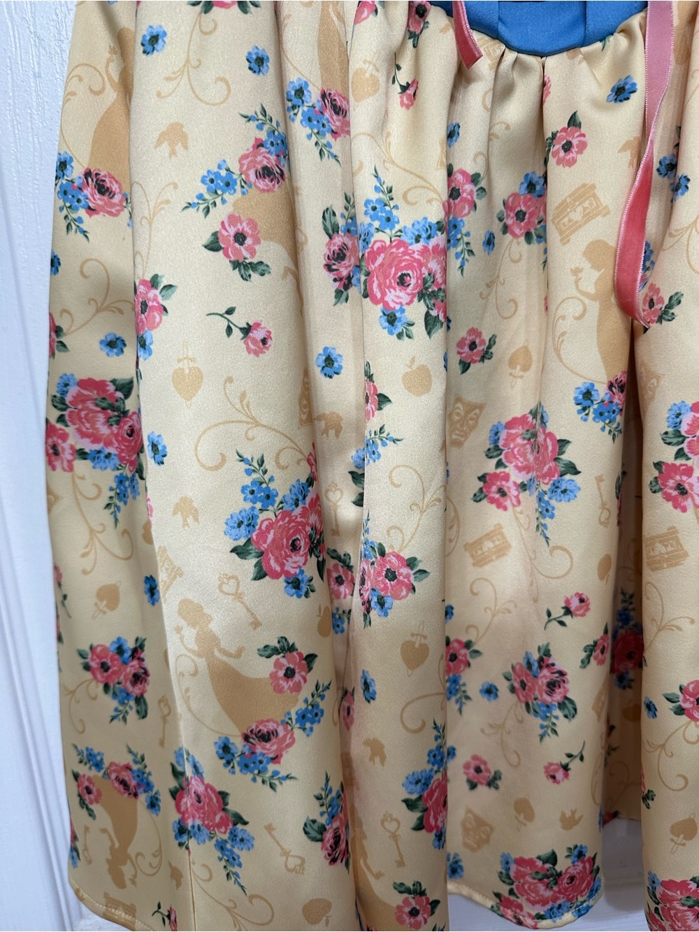 Her Universe Disney Snow White Royal Dress Costume Women’s Size S - Picture 8 of 13